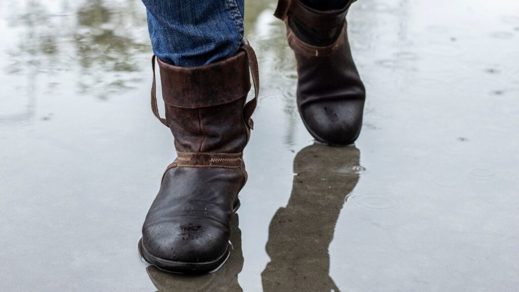 Can you wear leather boots in the rain